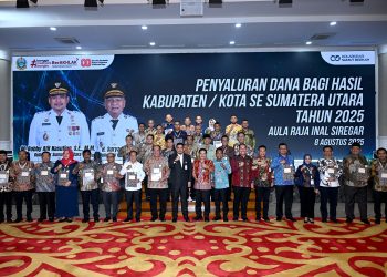 PENYALURAN DBH : Gubsu M Bobby Afif Nasution didampingi Sekretaris Daerah Sumut Togap Simangunsong memberikan Dana Bagi Hasil (DBH) kepada Bupati/Walikota Se-Sumut Tahun 2025 di Aula Raja Inal Siregar, Jumat 8 Agustus 2025.