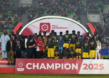 metrodeli/istimewa PIALA KEMERDEKAAN: Gubsu M Bobby Afif Nasution bersama Ketua PSSI Erick Thohir memberikan piala kepada pemenang Piala Kemerdekaan 2025, usai laga penutup di Stadion Utama Sumatera Utara, Senin 18 Agustus 2025 malam.