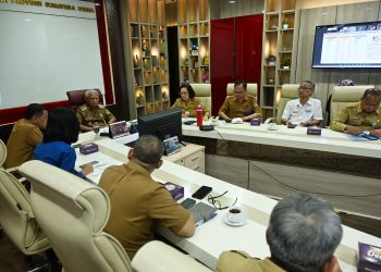 metrodeli/istimewa  RAKOR PENGENDALIAN : Wagubsu H Surya, BSc didampingi sejumlah OPD mengikuti Rakor Pengendalian Inflasi Tahun 2025 di Command Center Sumut Smart Province lantai 6 Kantor Gubernur Sumut Jalan Diponegoro 30 Medan, Senin 11 Agustus 2025.