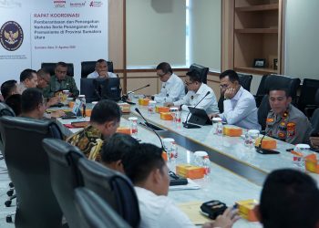 metrodeli/istimewa OPERASI: Tim Gabungan Satpol PP dan Dishub Sumut yang dipimpin oleh Kasatpol PP sekaligus Plt Kadishub Sumut Moettaqien Hasrimi melaksanakan operasi penertiban terhadap bus-bus yang berada di bahu jalan Sisingamangaraja Medan, Kamis 21 Agustus 2025. Tak hanYa itu, tim gabungan ini juga akan kembali melakukan pengawasan dan sosialisasi kepada pool bus.