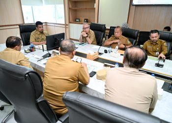 metrodeli/istimewa KOORDINASI : Gubsu M Bobby Nasution memimpin Rapat Koordinasi Produksi dan Hilirisasi Komoditas Jeruk yang diselenggarakan di Ruang Rapat 1, lantai 2 Kantor Gubernur Sumut, Jalan Diponegoro No. 30, Medan, Senin 25 Agustus 2025.