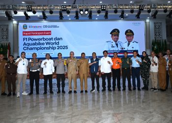 metrodeli/istimewa RAPAT PERSIAPAN : Sekdaprovsu Togap Simangunsong didampingi Asisten Bidang Perekonomian dan Pembangunan Provinsi Sumut, serta sejumlah OPD dan perwakilan Forkopimda Sumut melakukan rapat persiapan event F1 Powerboat dan Aquabike World Championship 2025 di Aula Raja Inal Siregar, Senin, 11 Agustus 2025.
