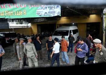 metrodeli/istimewa OPERASI: Tim Gabungan Satpol PP dan Dishub Sumut yang dipimpin oleh Kasatpol PP sekaligus Plt Kadishub Sumut Moettaqien Hasrimi melaksanakan operasi penertiban terhadap bus-bus yang berada di bahu jalan Sisingamangaraja Medan, Kamis 21 Agustus 2025. Tak hanYa itu, tim gabungan ini juga akan kembali melakukan pengawasan dan sosialisasi kepada pool bus.