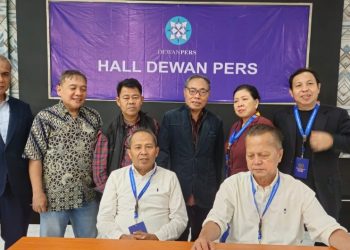 metrodeli/istimewa RAPAT SC : Ketua SC, Zulkifli Gani Ottoh bermasa pengurus lainnya berfoto bersama selepas rapat SC di Hall Dewan Pers, Senin 4 Agustus 2025.