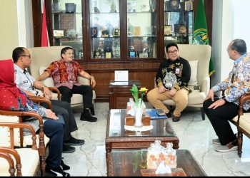 metrodeli/istimewa AUDIENSI : Sekretaris Daerah Provinsi Sumut, Togap Simangunsong menerima audiensi Kepala BKN Regional VI Medan di Ruang Kerja Sekdaprov Sumut, lantai 9 Kantor Gubernur Sumut, Jalan Diponegoro No. 30, Medan, Jum'at 8 Agustus 2025.