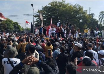 metrodeli/istimewa Aksi ribuan warga di depan pendopo Kabupaten Pati, untuk menuntut Bupati Pati Sudewo agar mengundurkan diri dari jabatannya, di Pati, Jawa Tengah, Rabu 13 Agustus 2025. ANTARA/Akhmad Nazaruddin Lathif