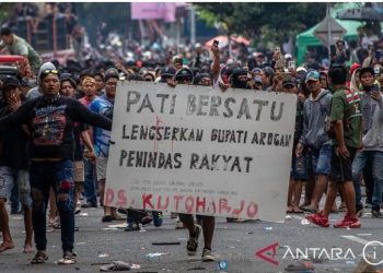 metrodeli/istimewa Massa yang tergabung dalam Aliansi Masyarakat Pati Bersatu berunjuk rasa di depan Kantor Bupati Pati, Kabupaten Pati, Jawa Tengah, Rabu 13 Agustus 2025. Dalam unjuk rasa yang dihadiri sekitar 100 ribu warga itu menuntut Bupati Pati Sudewo agar mundur dari jabatannya karena dinilai arogan dan sejumlah kebijakannya tidak pro ke masyarakat. ANTARA FOTO/Aji Styawan/tom/pri.
