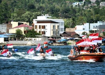 metrodeli/istimewa HUT RI : Kemeriahan Peringatan HUT ke 80 Kemerdekaan Republik Indonesia di Venue Aquabike Jetski World Championship 2025, Balige, Kabupaten Toba, Minggu 17 Agustus 2025. Selain Upacara Pengibaran Bendera Merah Putih, digelar juga Parade Lap dengan mengibarkan 17 Bendera Merah Putih oleh Pebalap dari berbagai negara yang ikut bertanding dalam event ini.
