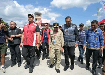 metrodeli/istimewa TINJAU : Wakil Gubernur Sumatera Utara (Sumut) Surya mendampingi Menpora Dito Ariotedjo saat meninjau persiapan F1 Powerboat di Lapangan Sisingamangaraja, Pelabuhan Mulia Raja Napitupulu, Balige, Toba, Jumat 22 Agustus 2025.