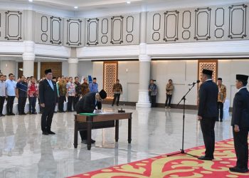 metrodeli/istimewa LANTIK: Gubernur Sumatera Utara (Sumut) Bobby Nasution melantik Pejabat Pimpinan Tinggi Pratama Lingkungan Pemerintah Provinsi Sumut di Aula Raja Inal Siregar Kantor Gubernur Sumut Jalan Diponegoro Nomor 30 Medan, Jumat 22 Agustus 2025.