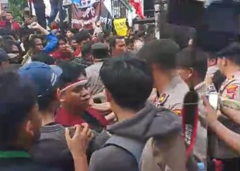 metrodeli/istimewa BENTROK: Aksi unjuk rasa yang digelar Aliansi Cipayung Plus Sumut di depan Gedung DPRD Sumut, Jalan Imam Bonjol, Rabu 27 Agustus 2025, berakhir ricuh.