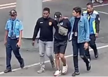 metrodeli/istimewa PEMBUNUHAN KACAB BRI : Polisi menangkap RW (28), tersangka penculikan dan pembunuhan Kacab Bank BUMN, MIP (37), di Bandara Komodo, Labuan Bajo, NTT, Kamis 21 Agustus 2025. Empat tersangka diduga hanya menjalankan perintah dari aktor intelektual yang menjanjikan imbalan puluhan juta rupiah.