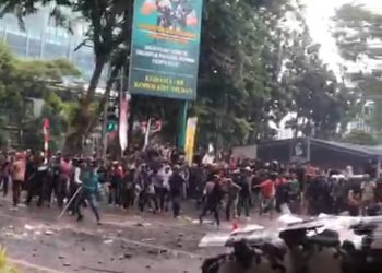 metrodeli/istimewa RICUH : Aksi unjuk rasa di Kota Medan berujung ricuh. Massa yang mayoritas berasal dari kalangan pelajar Sekolah Menengah Kejuruan (SMK) terlibat bentrokan dengan aparat kepolisian yang berjaga di Jalan Imam Bonjol, Jumat 29 Agustus 2025.