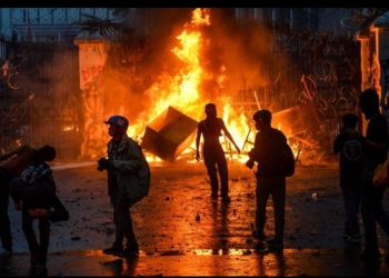 metrodeli/istimewa Ilustrasi kebakaran. Kantor DPRD Makassar dibakar massa di tengah kegiatan unjuk rasa pada 29 Agustus 2025.