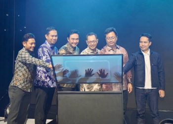 metrodeli/istimewa HCSProsesi Launching Home Charging Services (HCS) Ultima di Surabaya, Rabu (27/8) oleh Direktur Perencanaan dan Pengembangan PLN Icon Plus, Aditya Syarief Darmasetiawan (kedua dari kanan), General Manager PLN Unit Induk Distribusi Jawa Timur, Ahmad Mustaqir (kanan), Executive Vice President Penjualan dan Pelayanan Pelanggan Retail PLN, Daniel Lestanto (ketiga dari kanan), Direktur Operasi dan Pengembangan Usaha PLN Nusa Daya, Reny Wahyu Setiaswan (ketiga dari kiri), COO PT Amara Tujuh Perjuangan (Seven Events), Agus Riyadi (kedua dari kiri), dan Vice President Niaga dan Pemasaran PLN ES, Agung Fajar Santosa (kiri).