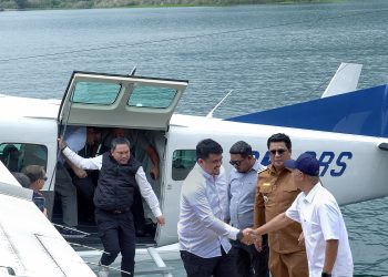 metrodeli/istimewa PENERBANGAN PERDANA : Gubsu Muhamamd Bobby Afif Nasution mencoba penerbangan perdana pesawat Amfibi atau Seaplane dari Bandara Silangit, kemudian mendarat di Pelabuhan Mariana Resort, Kecamatan Simanindo, Kabupaten Samosir, Senin 22 September 2025.