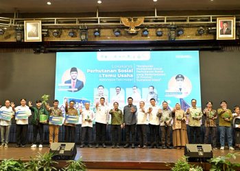 metrodeli/istimewa TINJAU : Gubsu M Bobby Afif Nasution meninjau stand bersama Menteri Kehutanan Raja Juli Antoni dan Wakil Menteri Kehutanan Sulaiman Umar Siddiq, serta sejumlah Dirjen Kementerian Kehutanan RI, pada acara Lokakarya Perhutanan Sosial Dan Temu Usaha Kelompok Tani Hutan di Hotel Grand Mercure Medan, Rabu 10 September 2025.