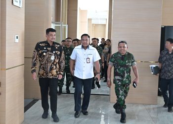 metrodeli/istimewa EVALUASI : Gubsu Muhammad Bobby Afif Nasution didampingi sejumlah pimpinan OPD Pemprov Sumut mengikuti kegiatan Asistensi, Monitoring dan Evaluasi Pasca Aksi Unjuk Rasa di Beberapa Daerah, yang diselenggarakan di Anjungan Lantai 9, Kantor Gubernur Sumut, Jalan Pangeran Diponegoro Nomor 30 Medan, Jumat 12 September 2025.