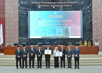 metrodeli/istimewa NOTA KESEPAHAMAN : Gubernur Sumatera Utara (Sumut) M Bobby Afif Nasution menandatangani Nota Kesepahaman antara Pemerintah Provinsi Sumut dan DPRD Provinsi Sumut tentang KUA dan PPAS Perubahan APBD Provinsi Sumut Tahun Anggaran 2025 di Ruang Sidang Paripurna DPRD Sumut Jalan Imam Bonjol Nomor 5 Medan, Selasa 16 September 2025.