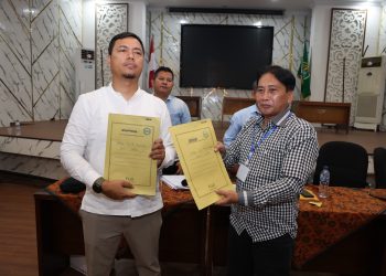 metrodeli/istimewa BERKAS : Syaifullah Defaza dan Khairul Muslim menunjukkan berkas berita acara Musyawarah Anggota dan Pemilihan Ketua Forum Wartawan Pemerintah Provinsi Sumatera Utara Tahun 2025 di Aula Amir Hamzah, Kantor Dinas Pendidikan Sumut, Jalan Cik Ditiro Medan, Rabu 3 September 2025.