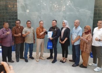 metrodeli/istimewa BERFOTO: Ketua PWI Sumut Farianda Putra Sinik, Sekretaris SR Hamonangan Panggabean bersama sejumlah pengurus, di antaranya Hartati Rangkuti, Sugiatmo, Amrizal, Proklamasi Naibaho, Juliana Tarigan dan Laswiyati Wakid berfoto bersama Direktur Utama (Dirut) PT. PHCM Aprilla Dwison, SVP Corporate Secretary dan Pemasaran Devi Windari, Kepala RS PHCM Syafril Armansyah dan Kepala Klinik Krakatau, Fadli Ahmad dalam pertemuan silaturahmi PT. PHCM dengan PWI Sumut di salah satu cafe di Jalan Wahid Hasyim Medan, Rabu 3 September 2025.