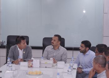 metrodeli/istimewa BERKUNJUNG : GM PLN UID Sumut Ahmad Syauki saat berbincang dengan Operasional Director PT PAMIN Ali Saleh Sulaiman saat berkunjung ke PT PAMIN, Kamis 4 September 2025.