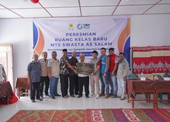 SERAHKAN PRASASTI: Ketua YBM PLN UID Sumut, Efi Ziarman (empat dari kanan) saat menyerahkan Prasasti kepada Ramli Aziz, Ketua Yayasan MTs Swasta As Salam (enam dari kiri).