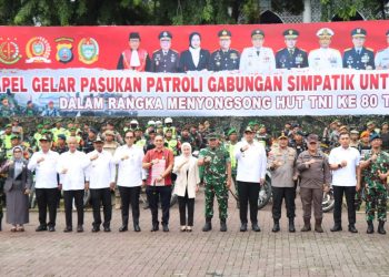 metrodeli/istimewa PATROLI GABUNGAN : Gubsu Muhammad Bobby Afif Nasution bersama Pangdam I/Bukit Barisan Mayjen TNI Rio Firdianto, Ketua DPRD Sumut Erni Ariyanti Sitorus, Kapolda Sumut Irjen Pol Whisnu Hermawan Februanto, Kajati Sumut Harli Siregar, Walikota Medan Rico Tri Putra Bayu Waas, Wakil Bupati Deliserdang Lom Lom Suwondo, serta Walikota Binjai Amir Hamzah saat Apel Gelar Pasukan Patroli Gabungan Simpatik untuk Indonesia Damai di Lapangan Benteng, Medan, Rabu 10 September 2025.