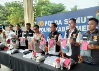 metrodeli/istimewa BARANG BUKTI: Kapolres Medan, Kombes Pol. Parhorian Lumban Gaol, S.H., S.I.K., M.Han didampingi Kasat Reskrim Polrestabes Medan, AKBP. Bayu Putro Wijayanto menunjukkan barang bukti di Mapolrestabes Medan, Jalan HM Said Medan, Rabu 10 September 2025.