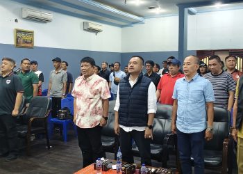 metrodeli/istimewa KEJUARAAN Biliar : Ketua KONI Sumut, Kolonel (Purn) Hatunggal Siregar, Ketua Pengprov POBSI Sumut, Salomo Pardede, Ketua PWI Sumut, H Farianda Putra Sinik, perwakilan KONI Medan, dan pihak sponsorship seperti PT Indako dan para peserta menghadiri pembukaan kejuaraan biliar antar wartawan SIWO PWI Sumatera Utara (Sumut) perebutkan piala ketua umum POBSI Sumut resmi dibuka di Gedung Pusat Latihan POBSI Sumut, Jumat 12 September 2025 sore.