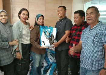 metrodeli/istimewa SERAHKAN BANTUAN : Ketua FWP Syaifullah Defaza didampingi Sekretaris Amru Lubis, Bendahara Zainul Abdi, Wakil Bendahara Irma Yuni serta pengurus lainnya menyerahkan paket Sembako dari Gubsu M Bobby Afif Nasution di Pressroom Kantor Gubsu, Senin 15 September 2025.
