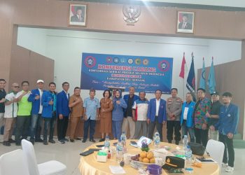 metrodeli/istimewa MUSCAB : Ketua terpilih PC FSPTI-KSPSI Kabupaten Deliserdang King Hok Sembiring (KHS) berfoto bersama Pimpinan Pusat Federasi Serikat Pekerja Transportasi Indonesia (F-SPTI)-Konfederasi Serikat Pekerja Seluruh Indonesia (K-SPSI) dan Ketua DPD K-SPSI Sumut CP Nainggolan Plt Kadisnaker Deliserdang Norma Siagian SE MAP usai Muscab Federasi Serikat Pekerja Transport Indonesia Konfederasi Serikat Pekerja Seluruh Indonesia (PC FSPTI-KSPSI) Kabupaten Deliserdang di Tamora Golf Club Puri PTPN II Tanjung Morawa, Selasa 16 September 2025.