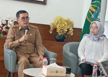 metrodeli/istimewa Kadis Koperasi dan UKM Dr Naslindo Sirait dan Moderator Kabid Kominfo Sumut Harvina Zuhra