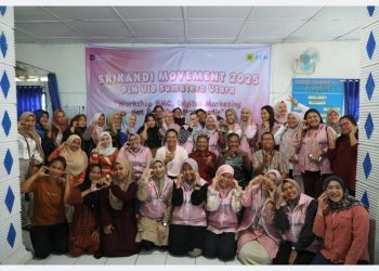 metrodeli/istimewa SAMPAIKAN MATERI : Senior Manager Distribusi PLN UID Sumut Hariadi Fitrianto menyampaikan materi kegiatan Workshop Business Model Canvas (BMC), pelatihan Digital Marketing, serta keterampilan membordir bagi ibu-ibu rumah tangga dan remaja putri di Desa Candirejo, Kecamatan Biru-Biru, Kabupaten Deliserdang 25 September 2025.