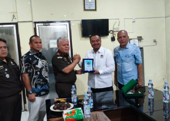 metrodeli/istimewa CENDERAMATA : Kajatisu Dr Harli Siregar, SH, MH menerima cenderamata dari Ketua PWI Sumut H Farianda Putra Sinik, SE dan Sekretaris SR Hamonangan Panggabean, saat bersilaturahmi ke kantor Jalan Adinegoro Medan, Jumat 26 September 2025 sore.