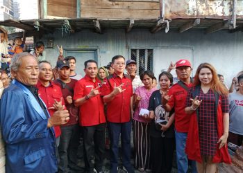 metrodeli/istimewa KUNJUNGI: Ketua DPC PDI Perjuangan Kota Medan Hasyim, SE didampingi Boydo HK Panjaitan Bendahara bersama Paul Mei Anton Simanjuntak dan Ustaz Fuad Akbar pengurus DPC PDI Perjuangan Kota Medan serta Lisa Ketua PAC PDI Perjuangan Medan Timur mengunjungi dan memberikan bantuan pada para korban kebakaran yang menghanguskan empat rumah dan lima rumah terdampak di Jalan Gaharu Komplek PJKA Lingkungan 10 Kecamatan Medan Timur, Sabtu 27 September 2025 sekitar pukul 10.30 WIB.