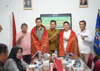 metrodeli/istimewa MANGULOSI : Direktur PT Solar Jaya Energy Indonesia Steve Excel Korua Tobing diulosi dalam FGD ATDS bersama PT SJEI, Selasa 30 September 2025.