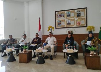 metrodeli/istimewa KONFERENSI PERS: Kadis Kominfo Sumut Erwin Hotmansyah Harahap menyampaikan materinya dalam Konferensi Pers bertemakan Program PUBG bersama Kadis Pendidikan Sumut Alexander Sinulingga melalui Staf Disdik Sumut Faisal, Kepala BPSDM Sumut Agustinus Panjaitan, Kadis Arsip dan Perpustakaan Desny Saragih dengan moderator Kabid Kominfo Sumut Harvina Zuhra di Kantor Gubernur Sumut, Jumat (19/9).