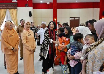 metrodeli/istimewa KANKER: Ketua Dharma Wanita Persatuan (DWP) Provinsi Sumatera Utara (Sumut) Dita Togap Simangunsong melakukan Kunjungan Kerja, Sosialisasi AD/ART dan Pemberian Bantuan Sosial Pencegahan Stunting di Aula Kantor Bupati Tapsel, Sipirok, Selasa 9 September 2025.
