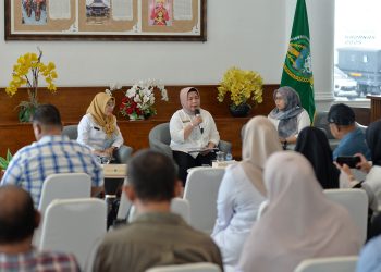 metrodeli/istimewa PENCEGAHAN TPPO : Kadis Ketenegakerjaan Sumut Yuliani Siregar bersama Kepala Dinas P3AKB Sumut Dwi Endah Purwanti, S.S., M.Si dan menyampaikan materi dalam Konferensi Pers terkait Pencegahan Pekerja Migran Ilegal dan korban TPPO dipandu moderator Harvina Zuhra di Lobby Dekranasda Lantai 1 Kantor Gubernur Sumut Jalan Diponengoro Kota Medan, Rabu 24 September 2025.