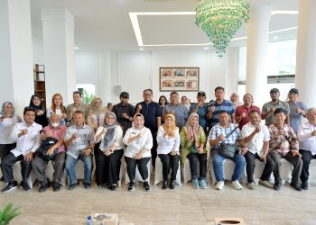 metrodeli/istimewa PENCEGAHAN TPPO : Kepala Dinas P3AKB Sumut Dwi Endah Purwanti, S.S., M.Si dan Kadis Ketenegakerjaan Sumut Yuliani Siregar menyampaikan materi dalam Konferensi Pers terkait Pencegahan Pekerja Migran Ilegal dan korban TPPO dipandu moderator Harvina Zuhra di Lobby Dekranasda Lantai 1 Kantor Gubernur Sumut Jalan Diponengoro Kota Medan, Rabu 24 September 2025.