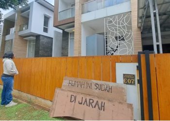 metrodeli/istimewa DIJARAH: Rumah artis dan anggota DPR RI, Nafa Urbach di Kebayoran Residence, Kecamatan Pondok Aren, Kota Tangerang Selatan (Tangsel) dijarah OTK diduga massa bayaran, Minggu 31 Agustus 2025. Kondisi rumah berantakan dan barang-barang berserakkan.