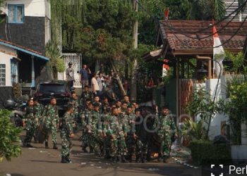 metrodeli/istimewa BERJAGA : Aparat kemananan dari TNI Angkatan Darat terlihat keluar dari kediaman Menteri Keuangan Sri Mulyani di Bintaro, Tangerang Selatan, Banten, 31 Agustus 2025. Tempo/Jati Mahatmaji