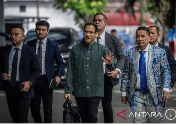 metrodeli/istimewa DIPERIKSA : Mantan Menteri Pendidikan, Kebudayaan, Riset dan Teknologi (Mendikbudristek) 2019-2024 Nadiem Makarim (ketiga kiri) didampingi Kuasa hukum Hotman Paris (kedua kanan) menyapa wartawan saat berjalan menuju ruang pemeriksaan di Jampidsus, Kejaksaan Agung, Jakarta, Kamis 4 September 2025. Kejaksaan Agung kembali melakukan pemeriksaan ketiga terhadap Nadiem Makarim sebagai saksi dalam kasus dugaan korupsi pengadaan chromebook di Kemendikbudristek yang menghabiskan anggaran Rp9,9 triliun. ANTARA FOTO/Bayu Pratama S./rwa.