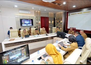 metrodeli/istimewa RAKOR: Wagubsu Surya mengikuti Rapat Koordinasi dengan Kementerian Dalam Negeri tentang Pengendalian Inflasi Daerah Tahun 2025 dan Pembahasan Evaluasi Dukungan Pemerintah Daerah dalam Program 3 Juta Rumah serta Optimalisasi Pengentasan Kemiskinan secara daring melalui aplikasi Zoom Meeting di Ruang Sumut Smart Province Lantai 6 Kantor Gubernur Sumut Jalan Diponegoro Kota Medan, Senin 8 September 2025.