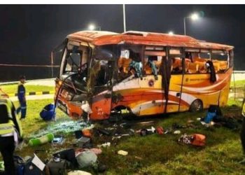 metrodeli/istimewa Foto: Bus ALS kecelakaan di exit tol Padang-Sicincin, Sumatera Barat, Minggu 7 September 2025 malam. (dok. Istimewa)