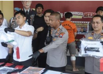 metrodeli/istimewa KORBAN MUTILASI : Polisi menemukan 76 potongan tubuh korban mutilasi yang dibuang di sepanjang jalur Pacet, Mojokerto menuju Batu, Jawa Timur. (ANTARA FOTO/Stevi Wibowo)