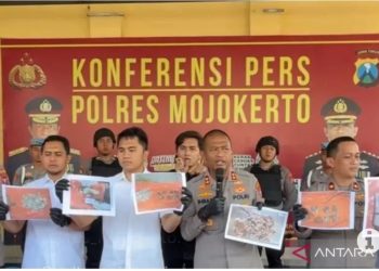 metrodeli/istimewa Petugas Polres Mojokerto menunjukkan foto barang bukti pelaku pembunuhan mutilasi di Mojokerto. ANTARA/Indra Setiawan