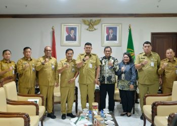 metrodeli/istimewa UHC : Gubernur Sumatera Utara (Sumut) Bobby Nasution menerima kunjungan Deputi Direksi Wilayah I BPJS Kesehatan Nuim Mubarak di Ruang Kerja Lantai 10 Kantor Gubernur Sumut Jalan Diponegoro Kota Medan, Selasa (9/9). Kunjungan tersebut membahas mengenai Sumut yang telah mencapai Universal Health Coverage (UHC), program yang menjamin setiap warga untuk mendapatkan akses pelayanan kesehatan.