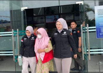 metrodeli/istimewa DAMPINGI :Dua petugas Kejari Belawan mendampingi tersangka RN, saat akan dibawa ke Rutan Perempuan Tanjung Gusta, Medan.